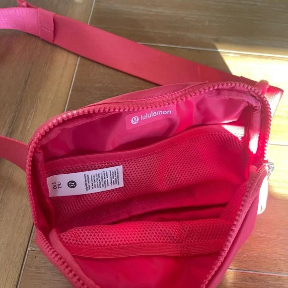 Lululemon Everywhere Belt Bag 1L in Glaze Pink - Picture 2 of 4